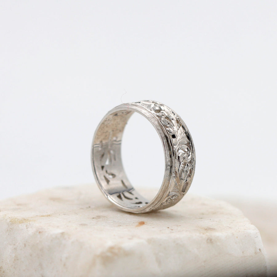L'anello coricato di tre quarti, con l'interno della fascia in vista