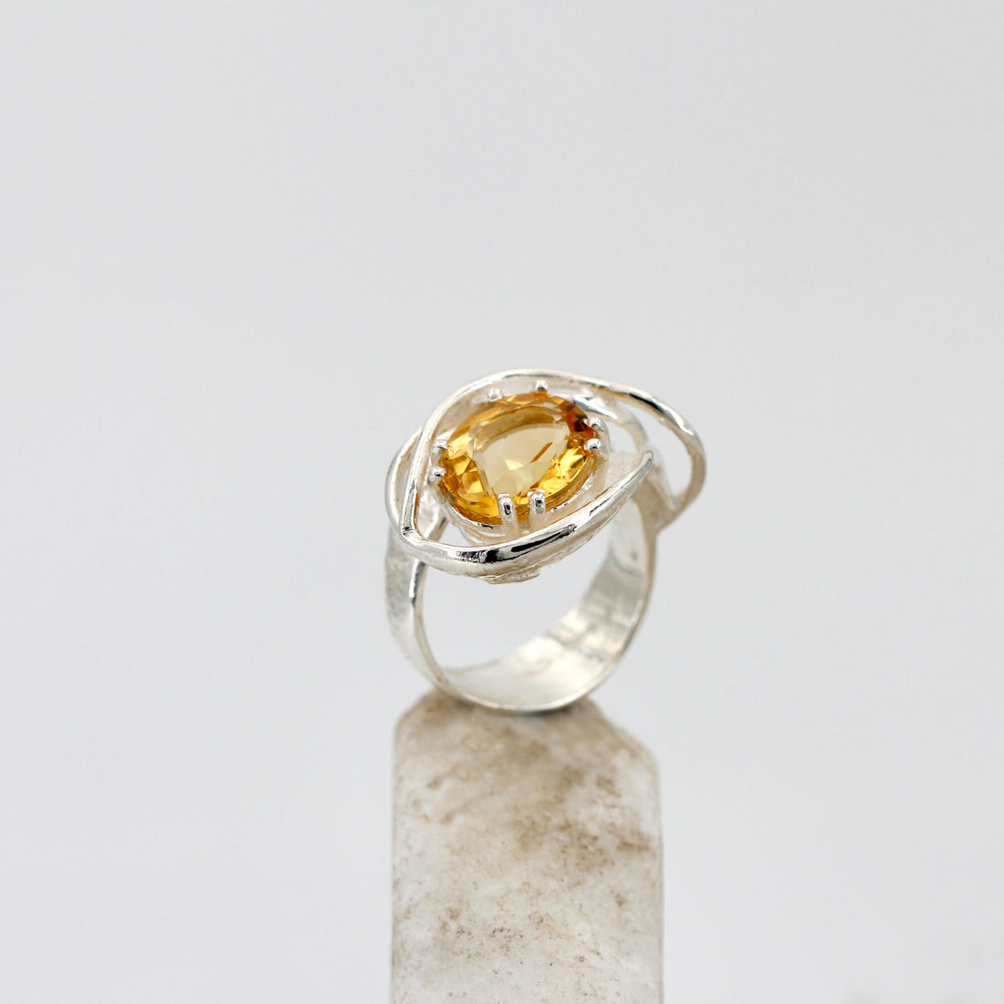 L'anello di tre quarti: il quarzo citrino ovale dentro il nido di fili d'argento