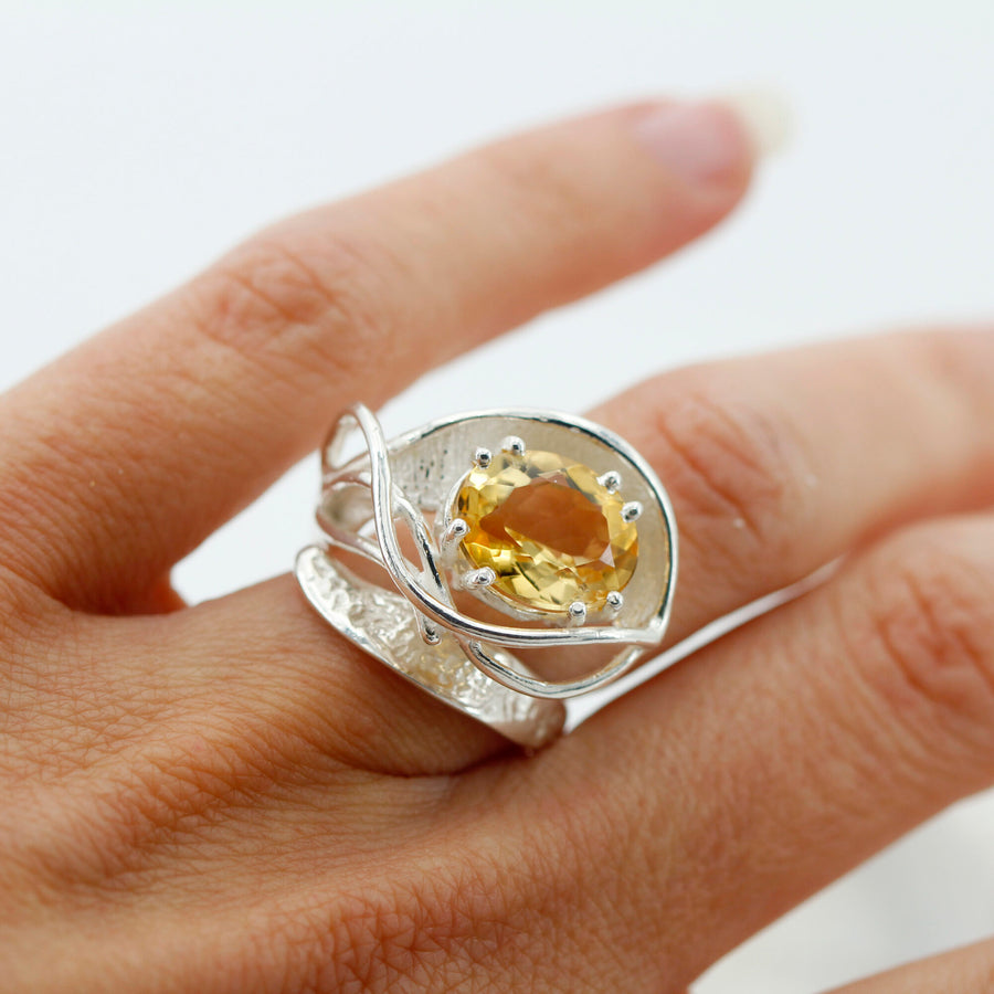 L'anello al dito, per capirne l'ingombro