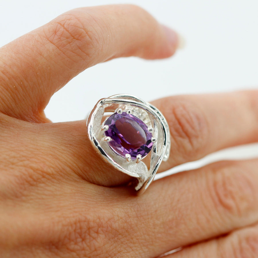 L'anello al dito, di tre quarti