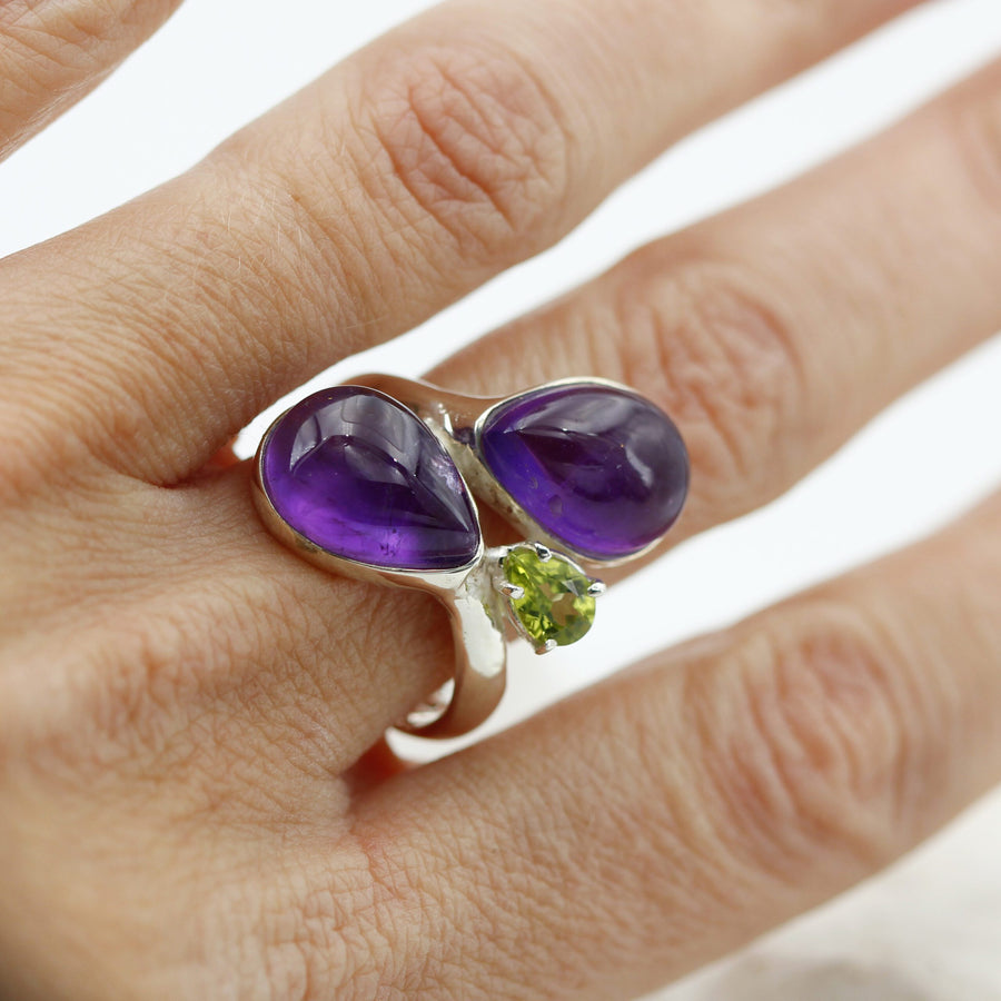 L'anello indossato: le due gocce coprono quasi tutta la larghezza della falange.