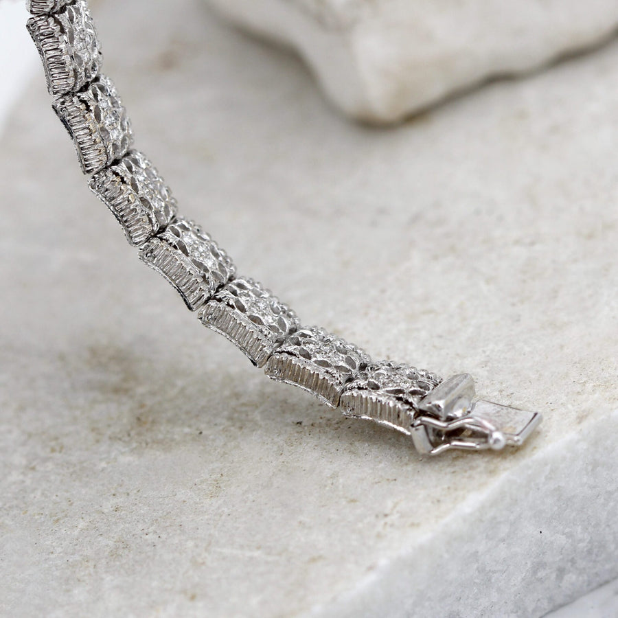 Il bracciale su fondo neutro, ultima veduta