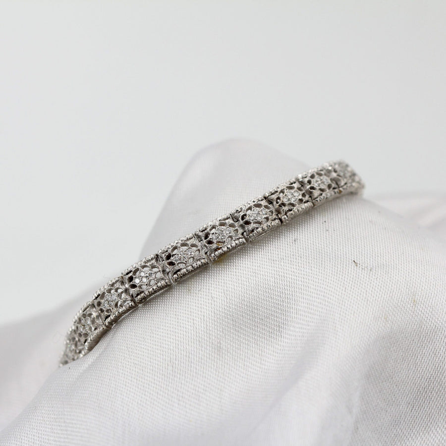 Dettaglio del traforo sulla superficie del bracciale