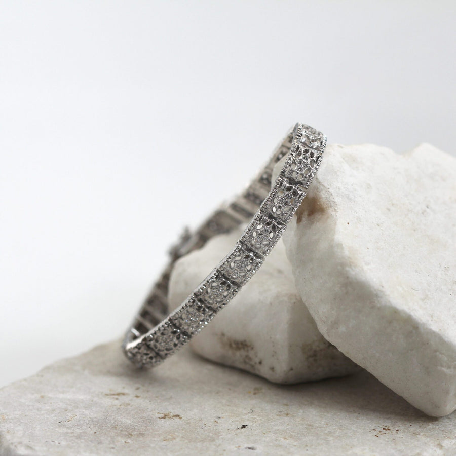 Il bracciale aperto, profilo laterale