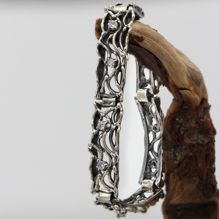 Il bracciale in piedi contro il legno: le placche rigide tengono da sole la curva