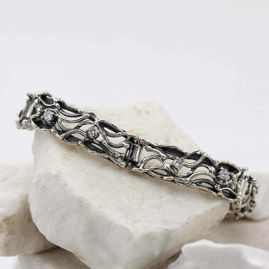 Il bracciale disteso su una pietra bianca, veduta dall'alto