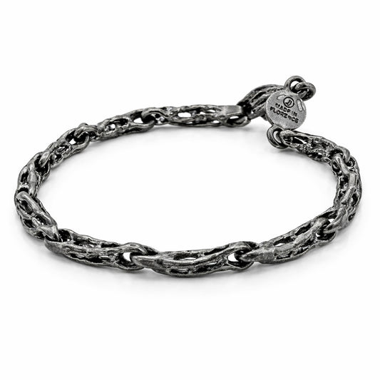 Il bracciale disteso per intero: le maglie irregolari e il moschettone a targhetta tonda