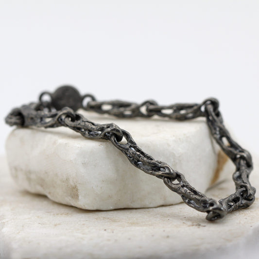 Il bracciale appoggiato su una pietra chiara, con la chiusura di lato