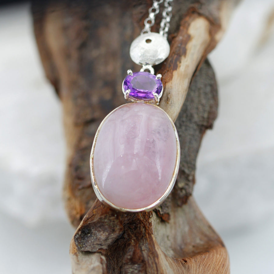 Su un ramo secco: il viola acceso dell'ametista sopra il rosa pallido della morganite