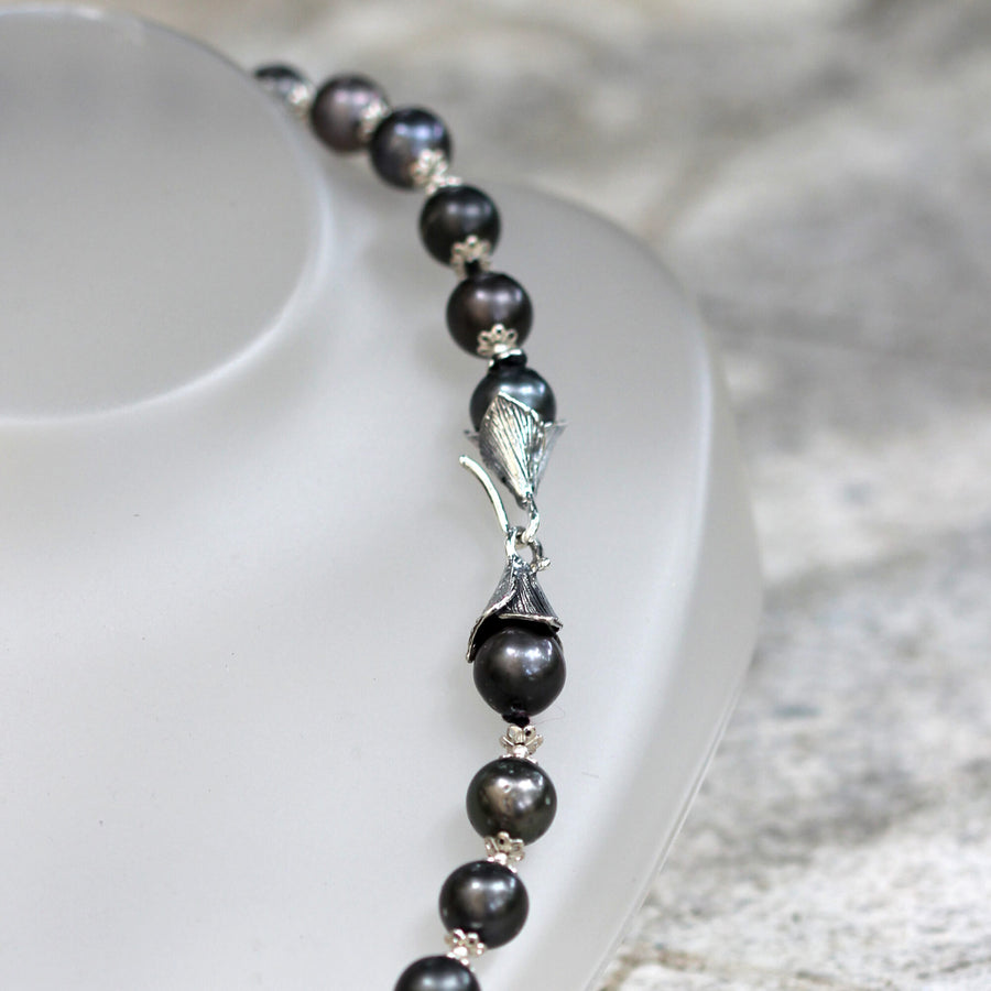 The necklace on the bust: the leaf clasp is worn in view, to one side