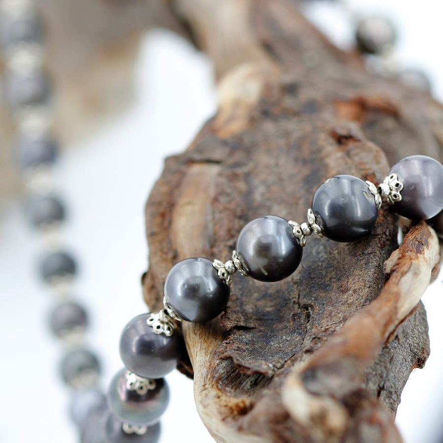 Close-up of the strand: the flower spacers separate one pearl from the next