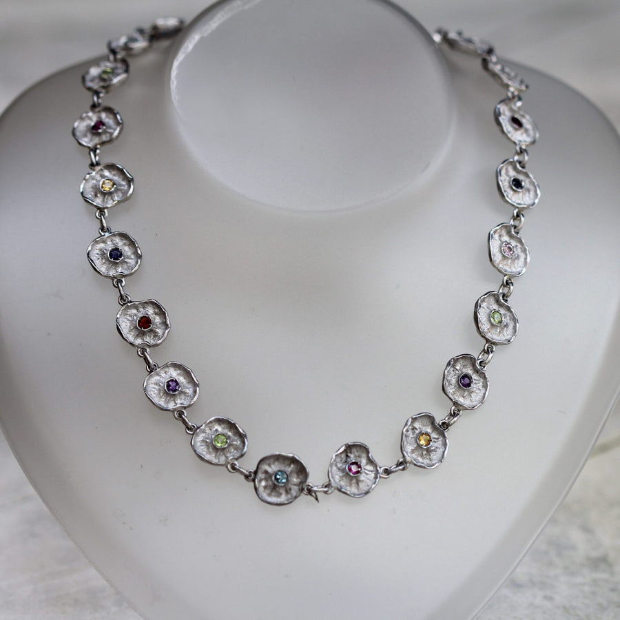 The whole necklace seen from the front: around the circle the seven colours never come back in the same order