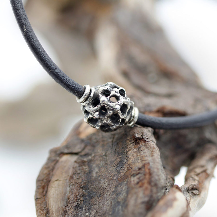 The sphere at the centre of the leather, close view on the branch