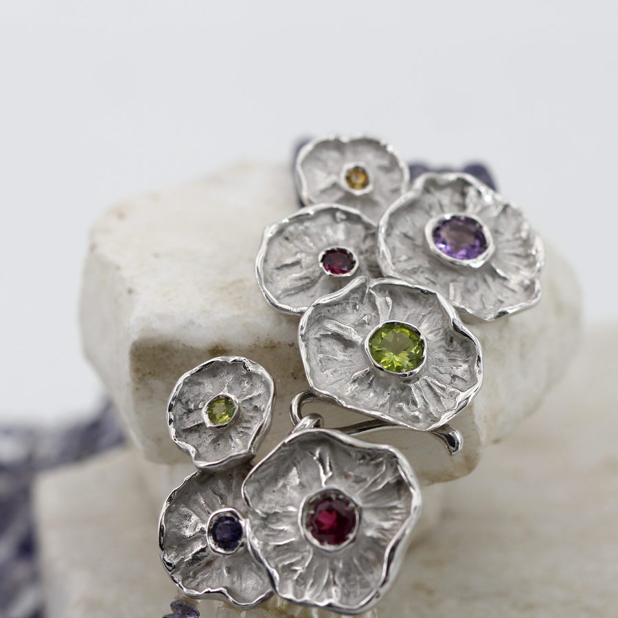 The corollas close up: wavy edge, radial folds in the base, and at the centre citrine, amethyst, ruby root and peridot