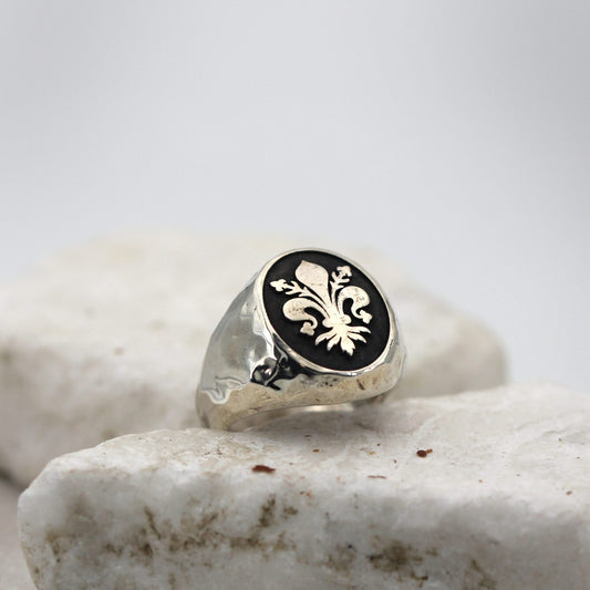 Anello da uomo in argento con il giglio di Firenze su fondo brunito, veduta di tre quarti