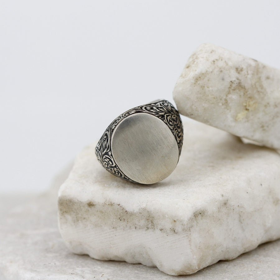 L'anello appoggiato, veduta di tre quarti dall'alto
