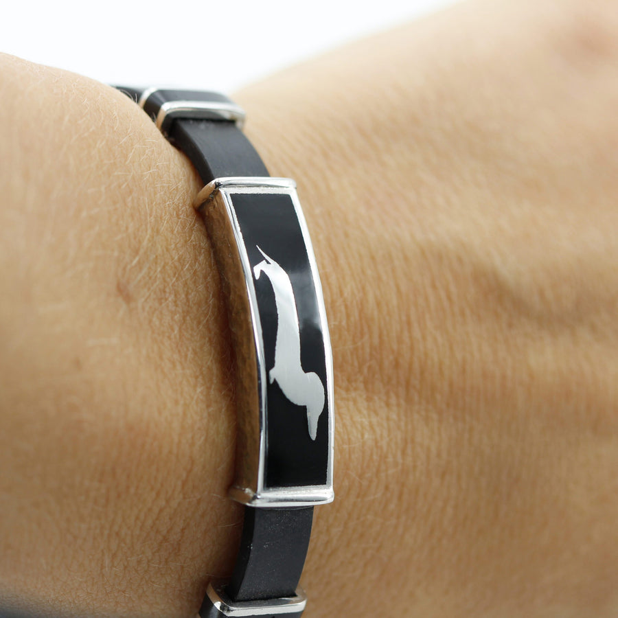 Il bracciale al polso ripreso di taglio, con la targhetta vista di profilo