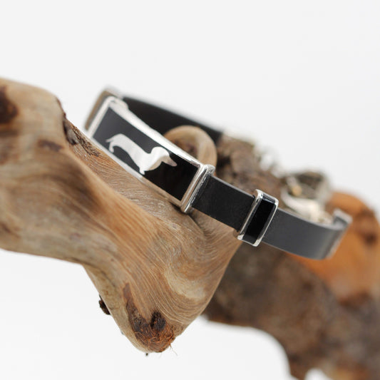 Il bracciale appoggiato su un ramo di legno chiaro, ripreso dall'alto lungo tutto il cinturino