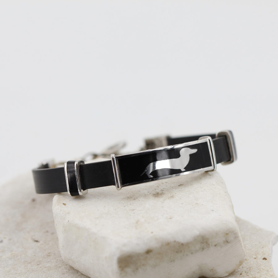 Il bracciale disteso su una pietra bianca, con la chiusura che resta dietro