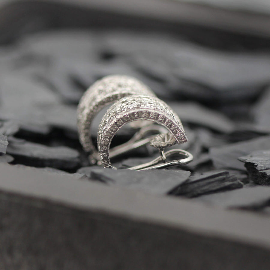 Florentine earrings, the yellow gold shoulders with burin engraving