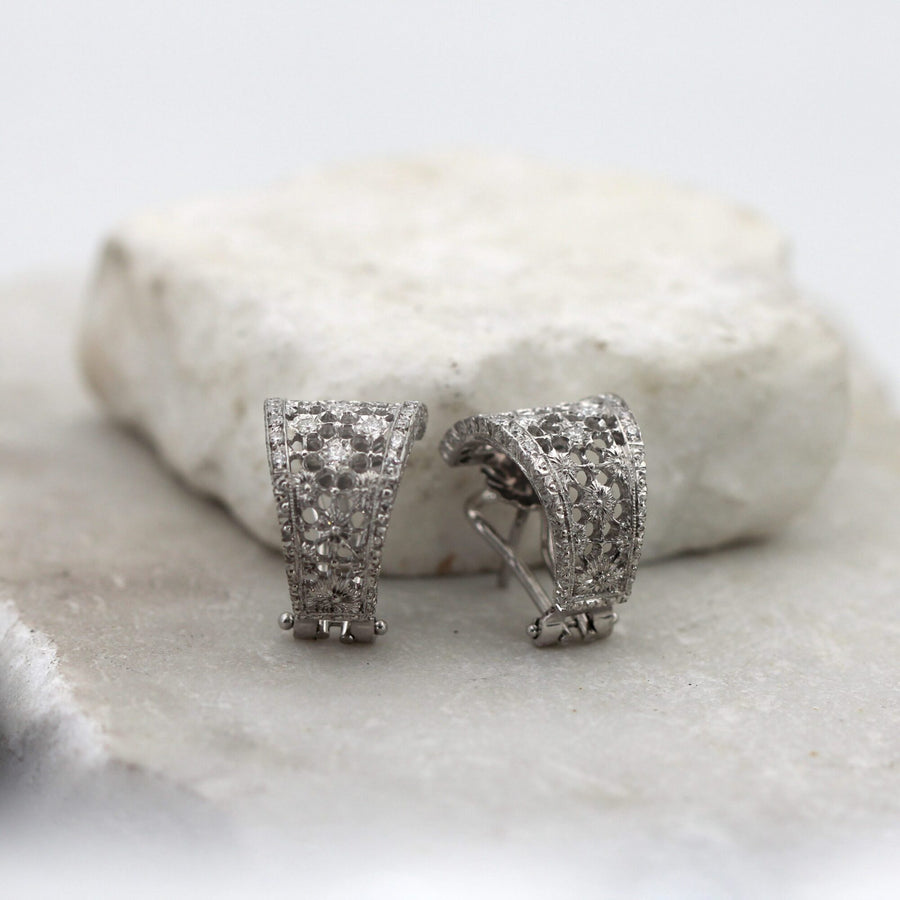 Florentine earrings, the back and the fastening