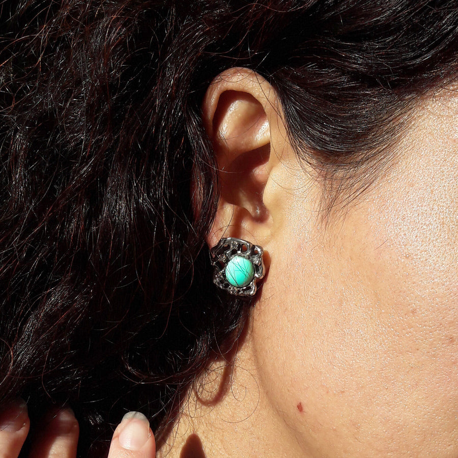 The earring worn on the lobe, showing its real size when worn