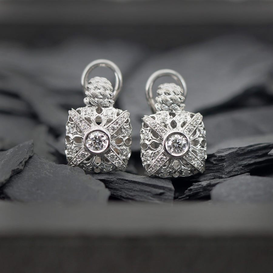 Close view on the slate: the central brilliant in the round bezel and the four ribs set with diamonds