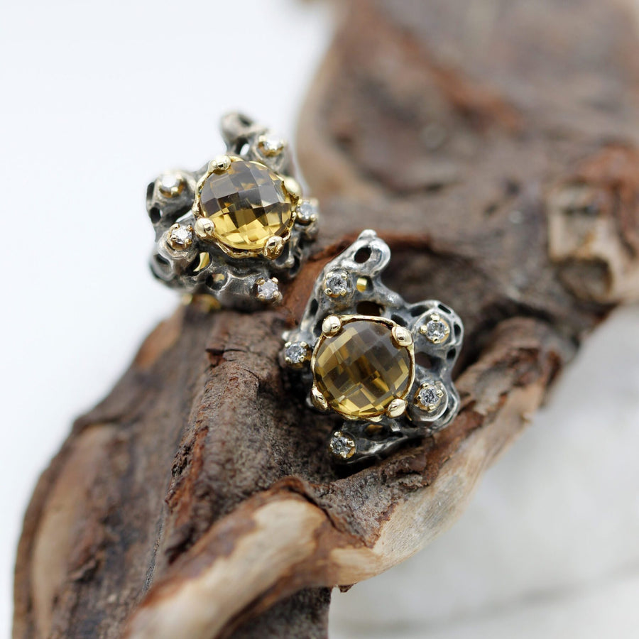 Dettaglio ravvicinato: i diamanti fermati uno per uno in piccole sedi d'oro, fra i vuoti dell'argento.