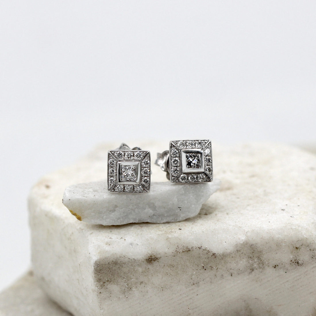 Orecchini Square in oro bianco con diamante Princess, veduta d'insieme