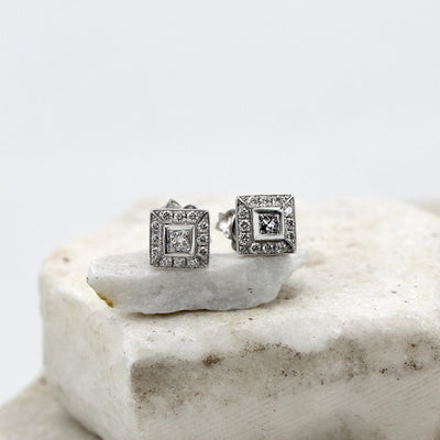 Orecchini Square in oro bianco con diamante Princess, veduta d'insieme