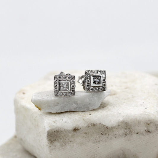 Orecchini Square in oro bianco con diamante Princess, veduta d'insieme