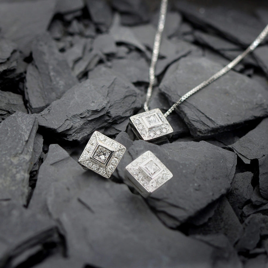 Gli orecchini accanto al pendente della stessa collezione