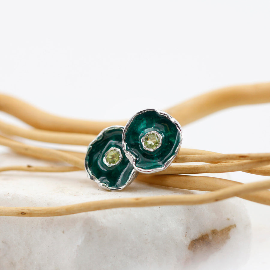 Le due corolle sovrapposte in primo piano: il verde chiaro del peridoto contro il verde scuro dello smalto