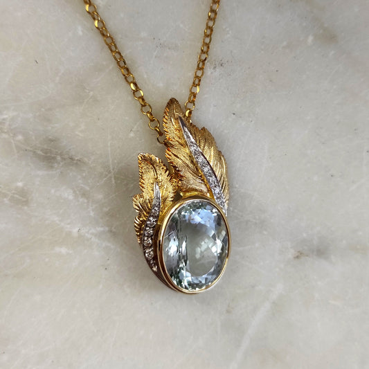 Pendente in oro bianco con acquamarina e foglie incise, veduta d'insieme