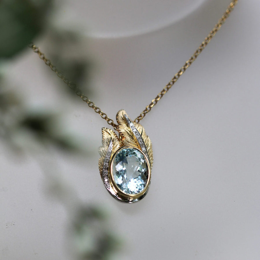 The pendant on a neutral background, last view