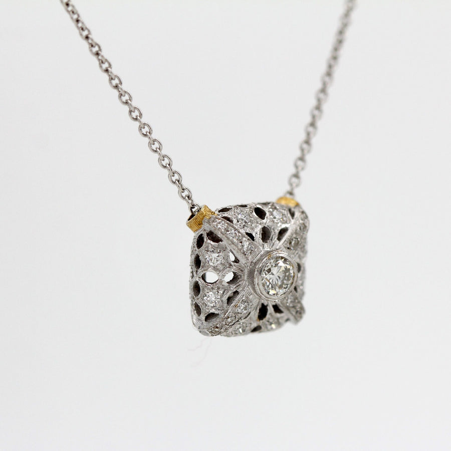 Close-up: the central diamond in the round bezel and the yellow gold tubes