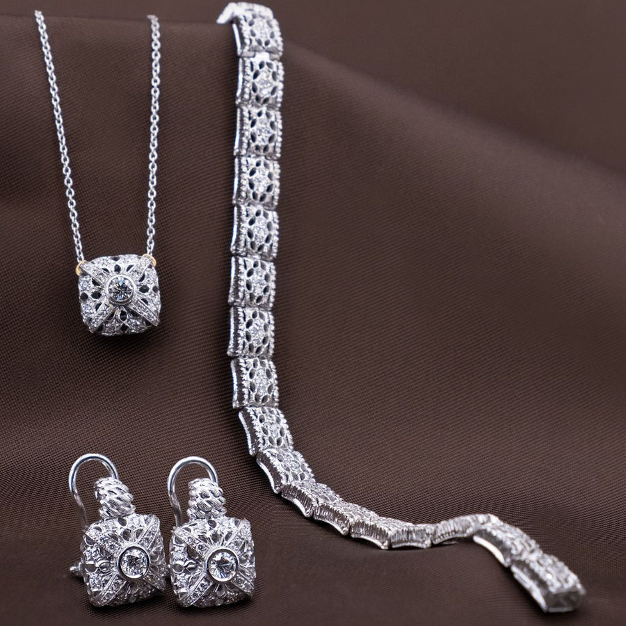 The Prestige pieces with the same workmanship together: the bracelet and the earrings are not included in the price