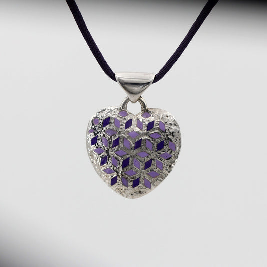 Il cuore visto di fronte su fondo bianco, appeso al cordoncino di seta viola