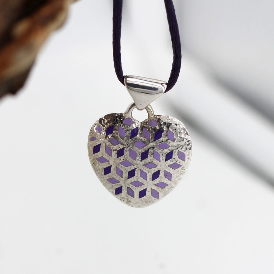Il cuore in piena luce: le nervature d'argento in rilievo fra una cella di smalto e l'altra