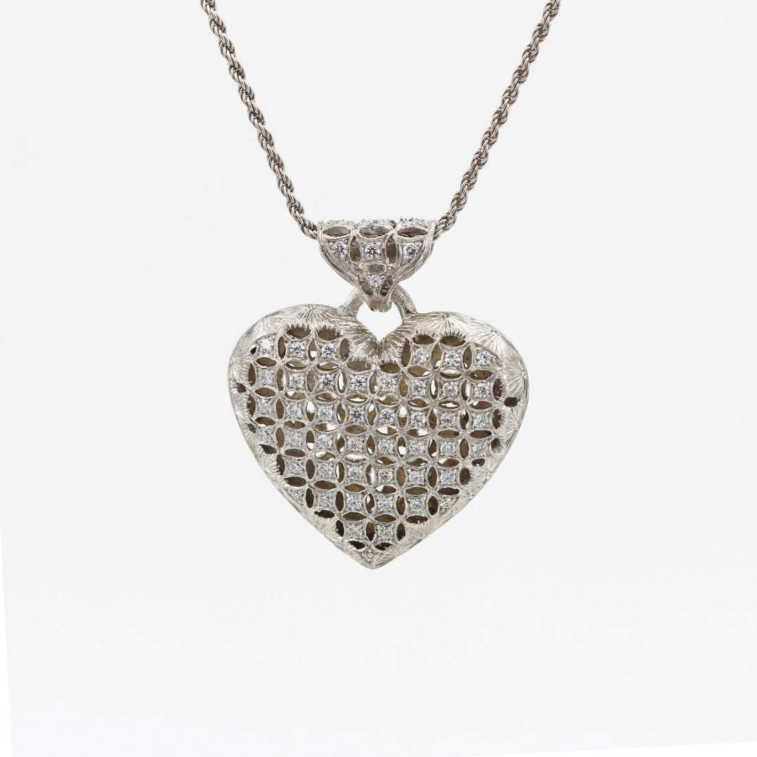 Il cuore d'argento appeso alla catena a corda, visto di fronte