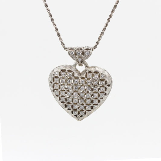 Il cuore d'argento appeso alla catena a corda, visto di fronte