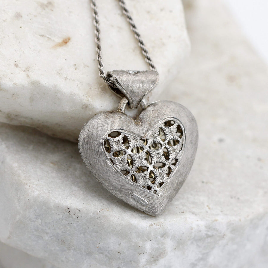 Il rovescio satinato, con la finestra a cuore aperta sul traforo