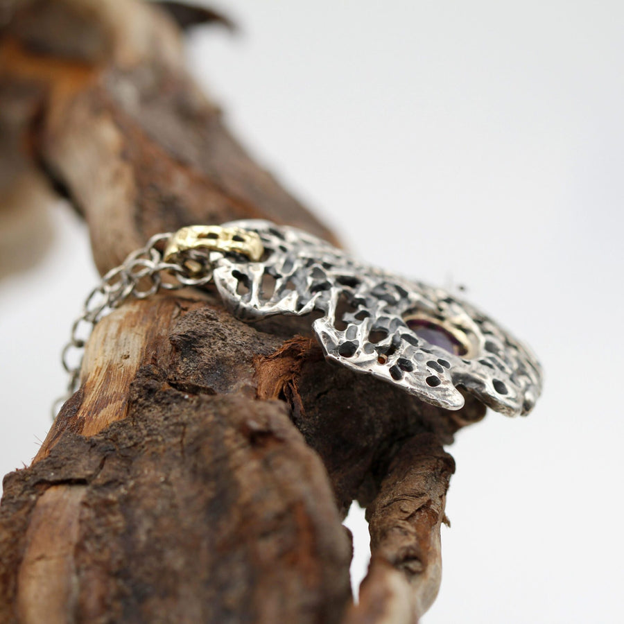 Edge-on view: the thickness of the slab and the gold loop