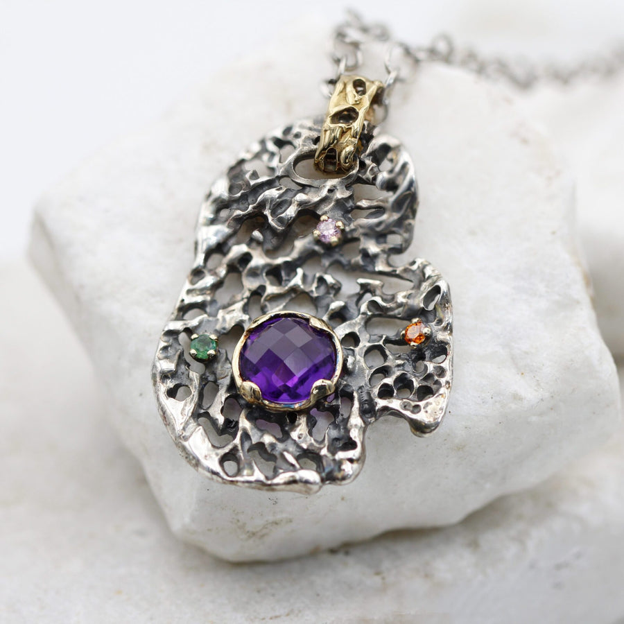More frontal view on the stone: the pierced yellow gold loop and the three coloured stones