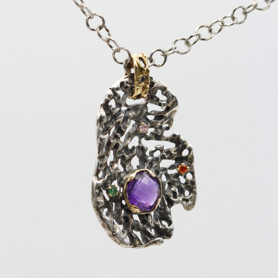 The pendant hanging on a white background: the irregular outline of the slab