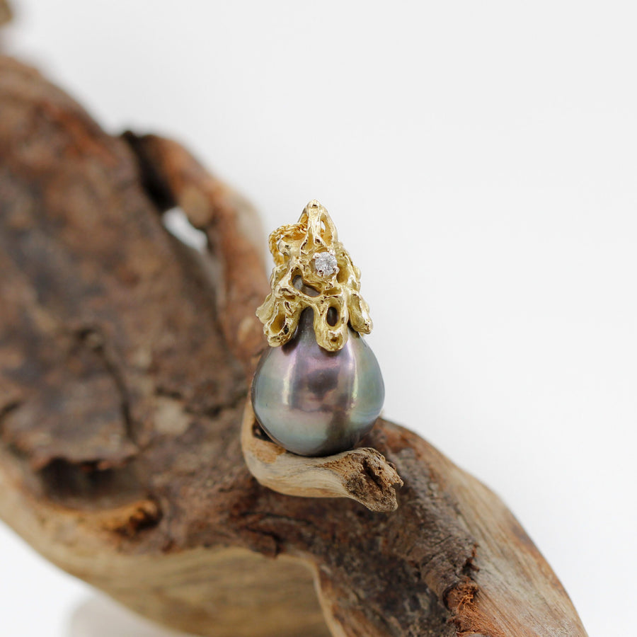 Close-up on the wood: the diamond in the cap and the tip of the drop