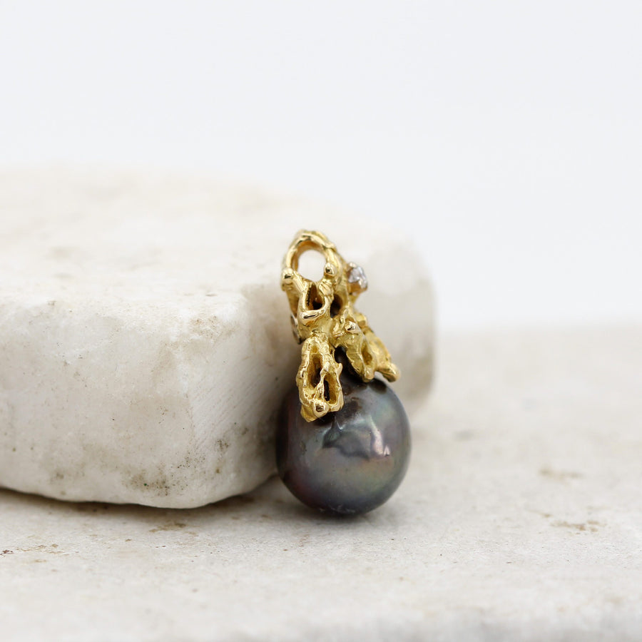 Side view: the ring for the chain and the openwork cap seen from the side