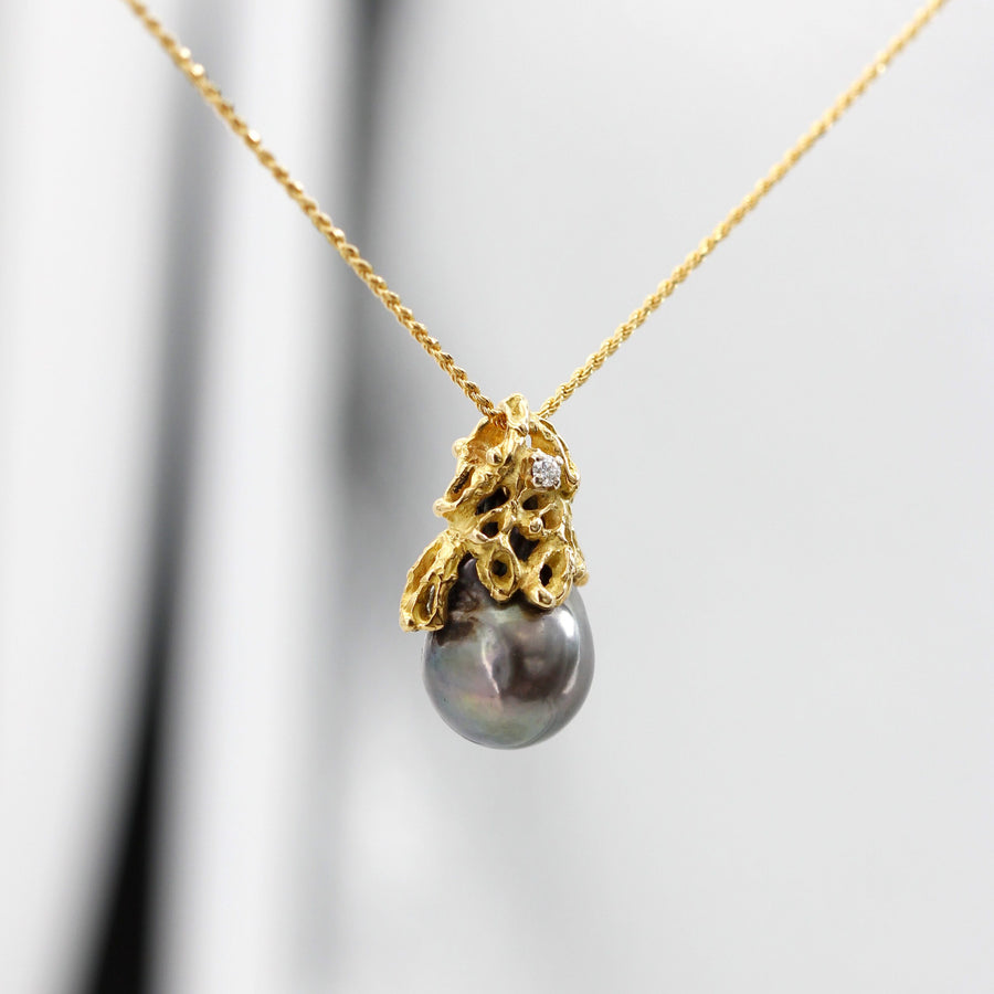Close-up on the chain: the pink and green flashes on the lower side of the pearl