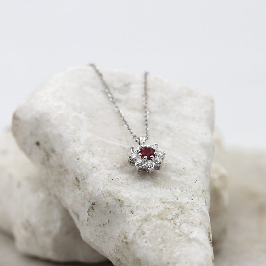 In three-quarter view on light stone: the prongs that hold the stones seen from below