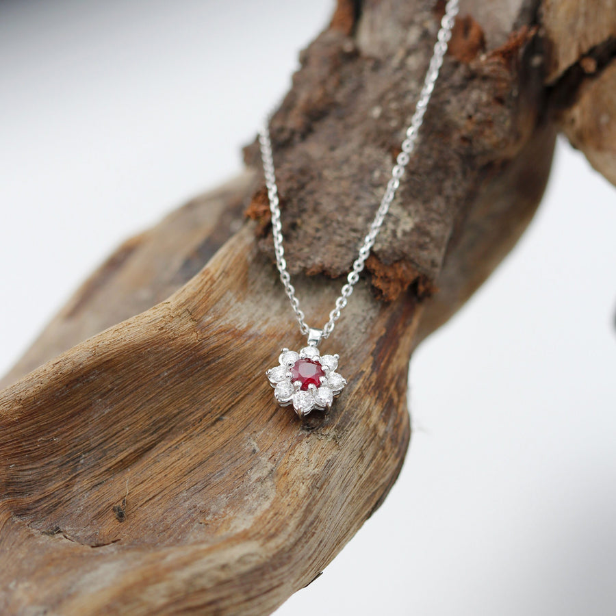 Close-up on the wood: the central ruby and the eight stones of the surround
